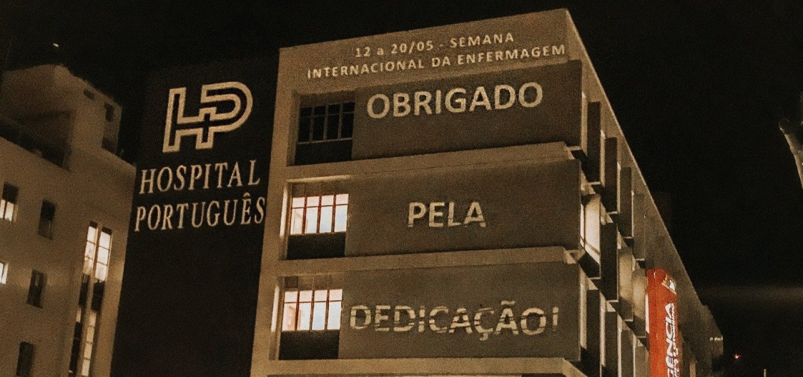 Projeção em fachada do Hospital Português presta homenagem a profissionais de enfermagem