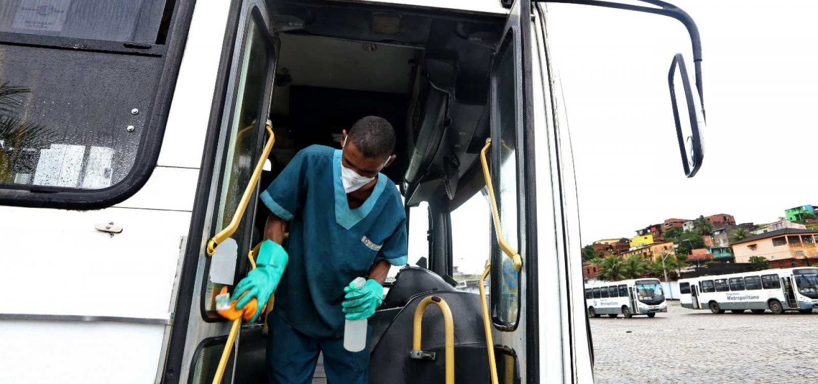 Agerba intensifica limpeza de ônibus metropolitanos que circulam em Salvador