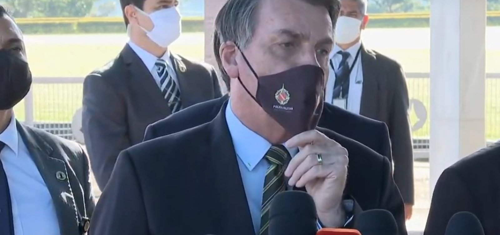 Bolsonaro pressiona governadores por reabertura da economia e diz que Brasil está virando 'país de pobre'