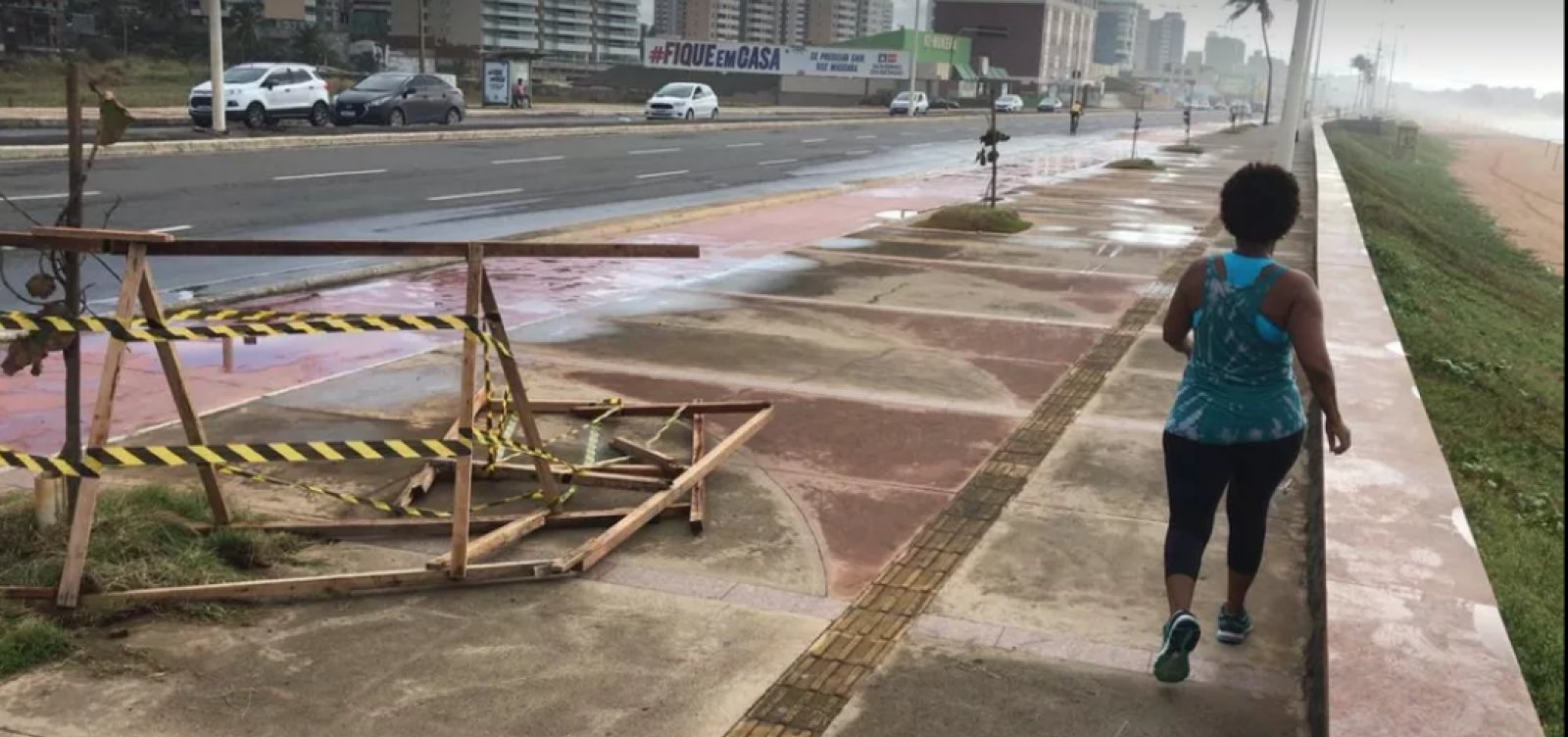 Mesmo após interdição, pedestres seguem utilizando calçadão da orla da Pituba