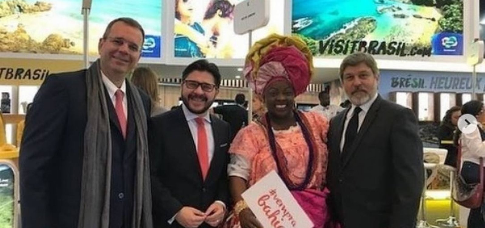 Amigo de Ernesto Araújo recebeu em dólar e euro, como se estivesse em Paris, para trabalhar em Brasília