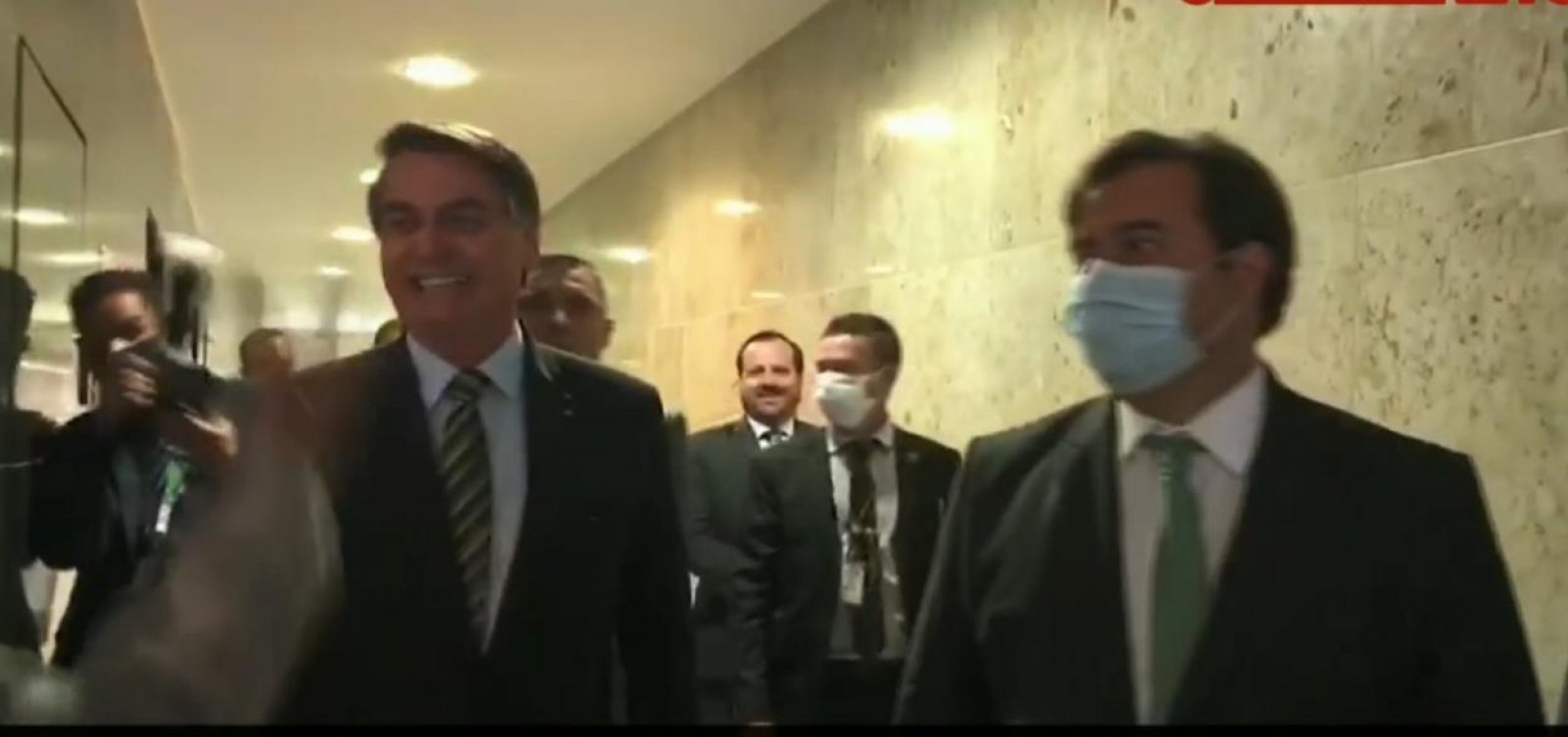 Após criticar Maia, Bolsonaro se reúne com deputado e diz que voltaram a 'namorar'