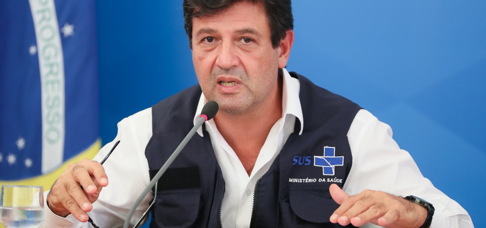 Mandetta pede orações após saída de Teich: 'Força, SUS'