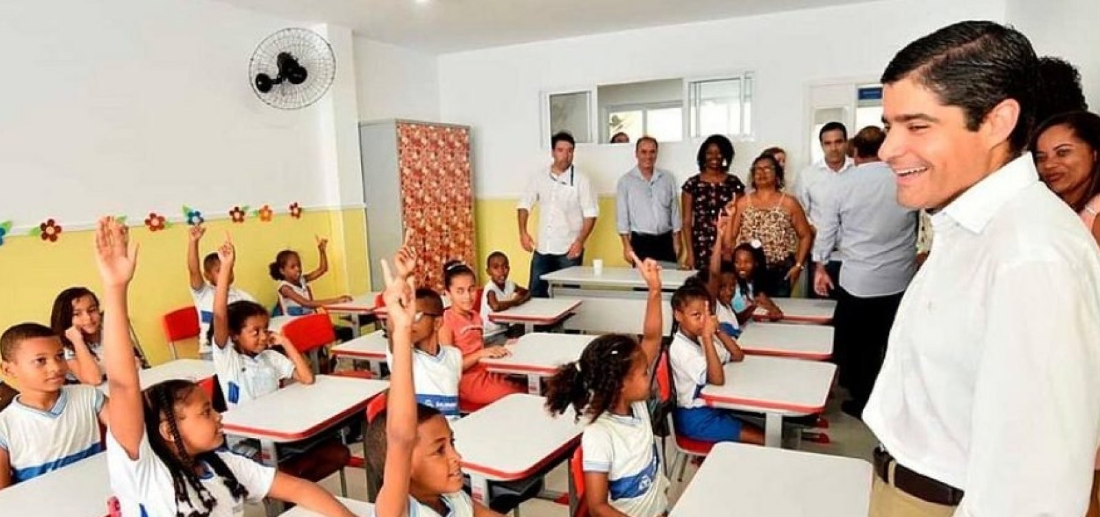 Prefeitura negocia com TV aberta para ofertar educação municipal a alunos