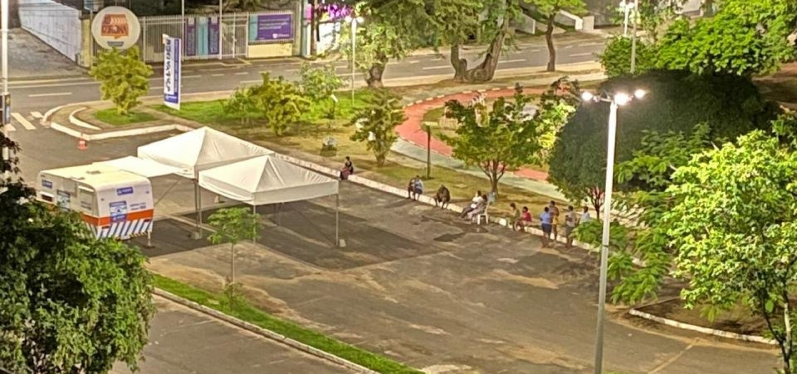 Em busca de teste para detectar Covid-19, populares fazem fila na Pituba