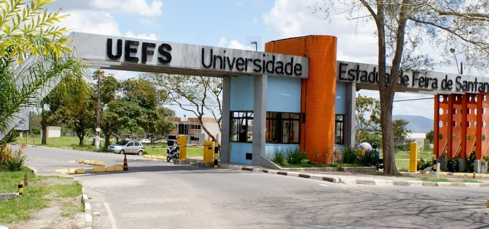 Com aulas suspensas, Uefs paga por serviços de receptivo para solenidades de formatura
