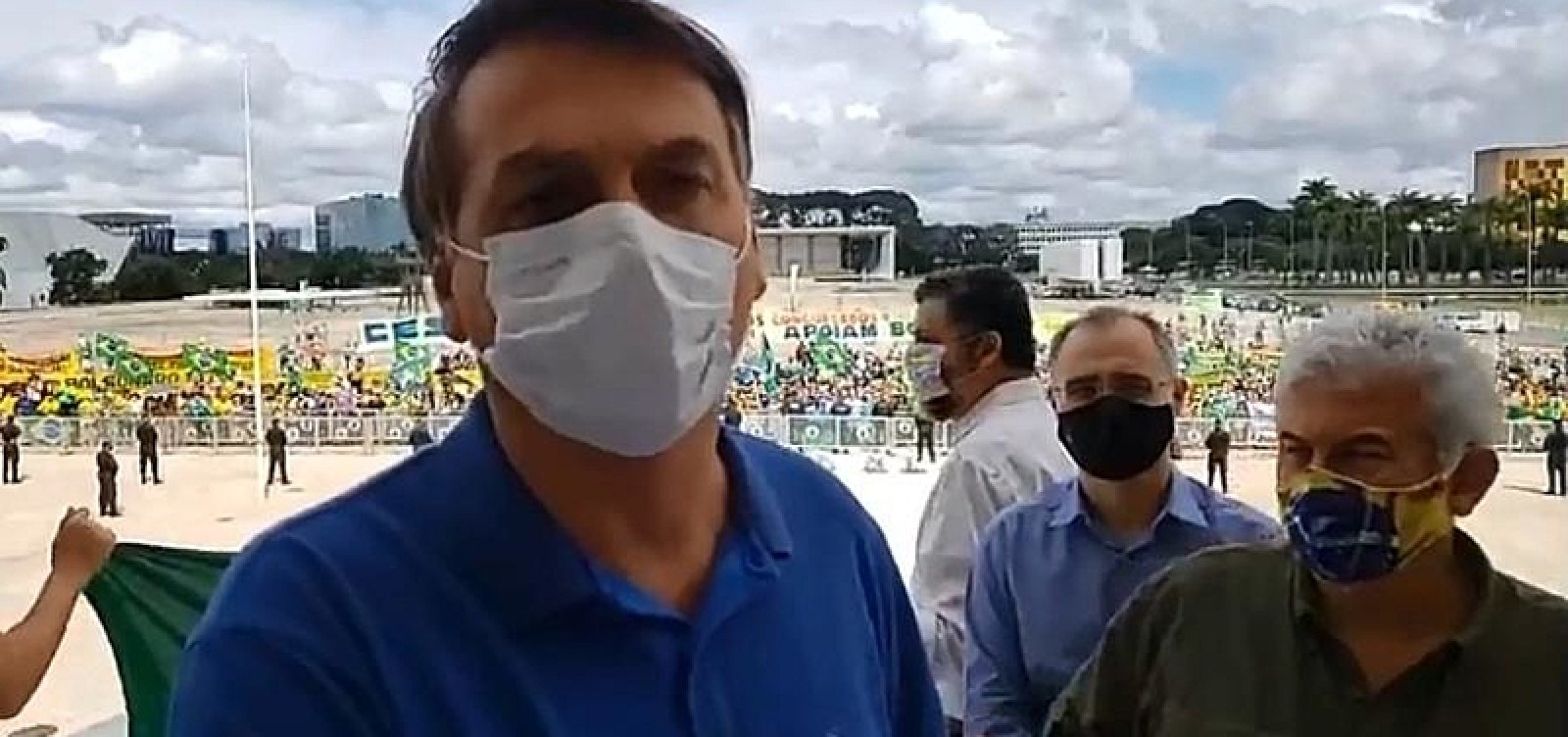 Bolsonaro vai a manifestação em frente ao Palácio do Planalto