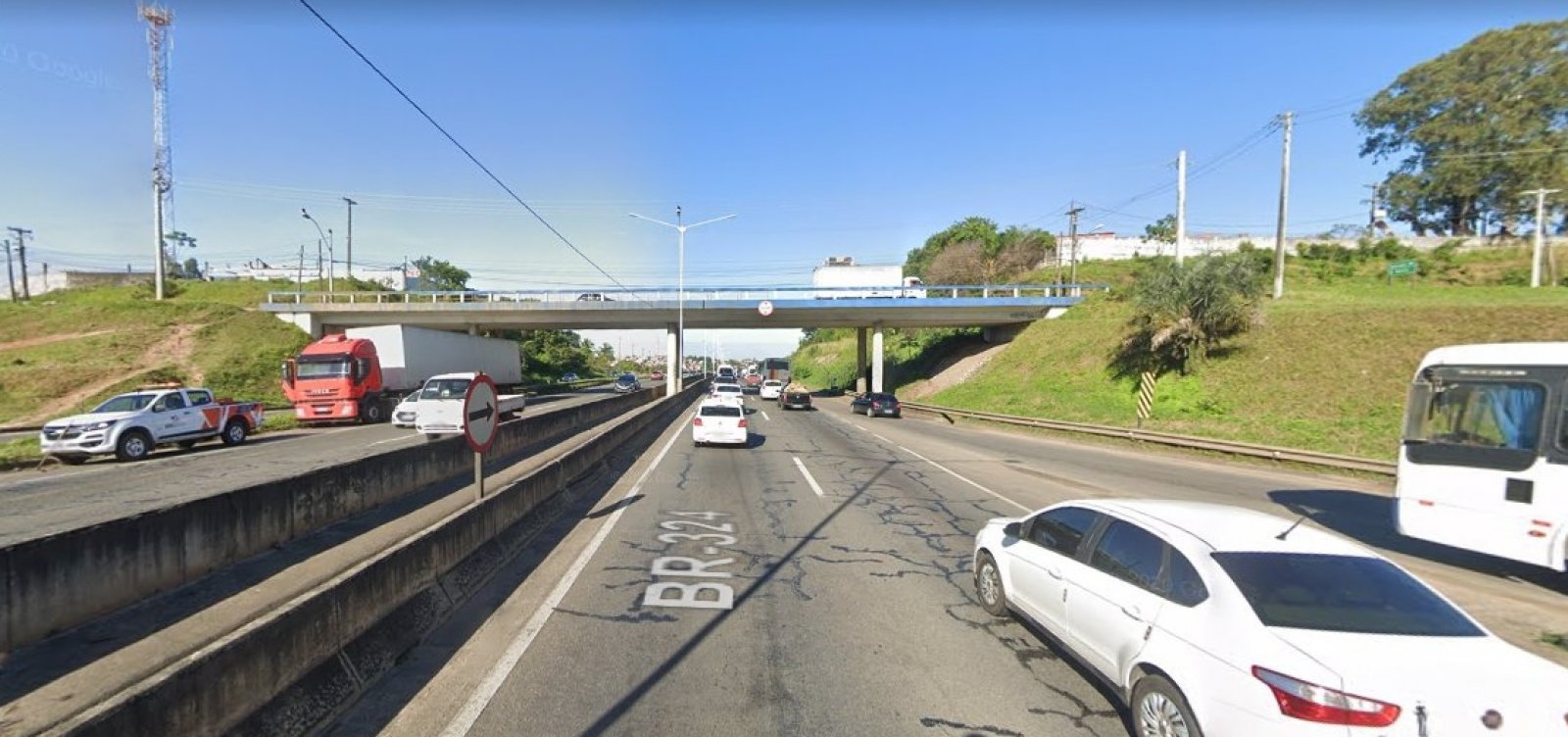 Acidente na BR-324, na região de Valéria, deixa trânsito lento na rodovia