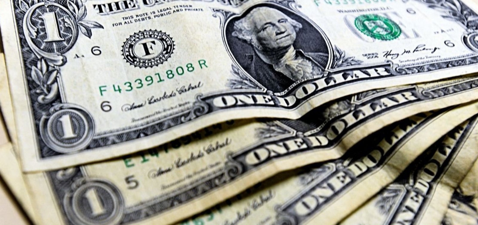 Dólar cai 2% e se aproxima de R$ 5,70