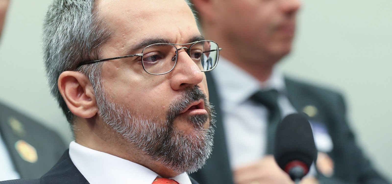 Ministro da Educação usou assessores como advogados em causas privadas