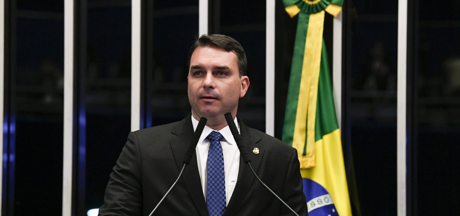 Flávio Bolsonaro repassou R$ 500 mil do fundo público partidário a advogado investigado no caso Queiroz