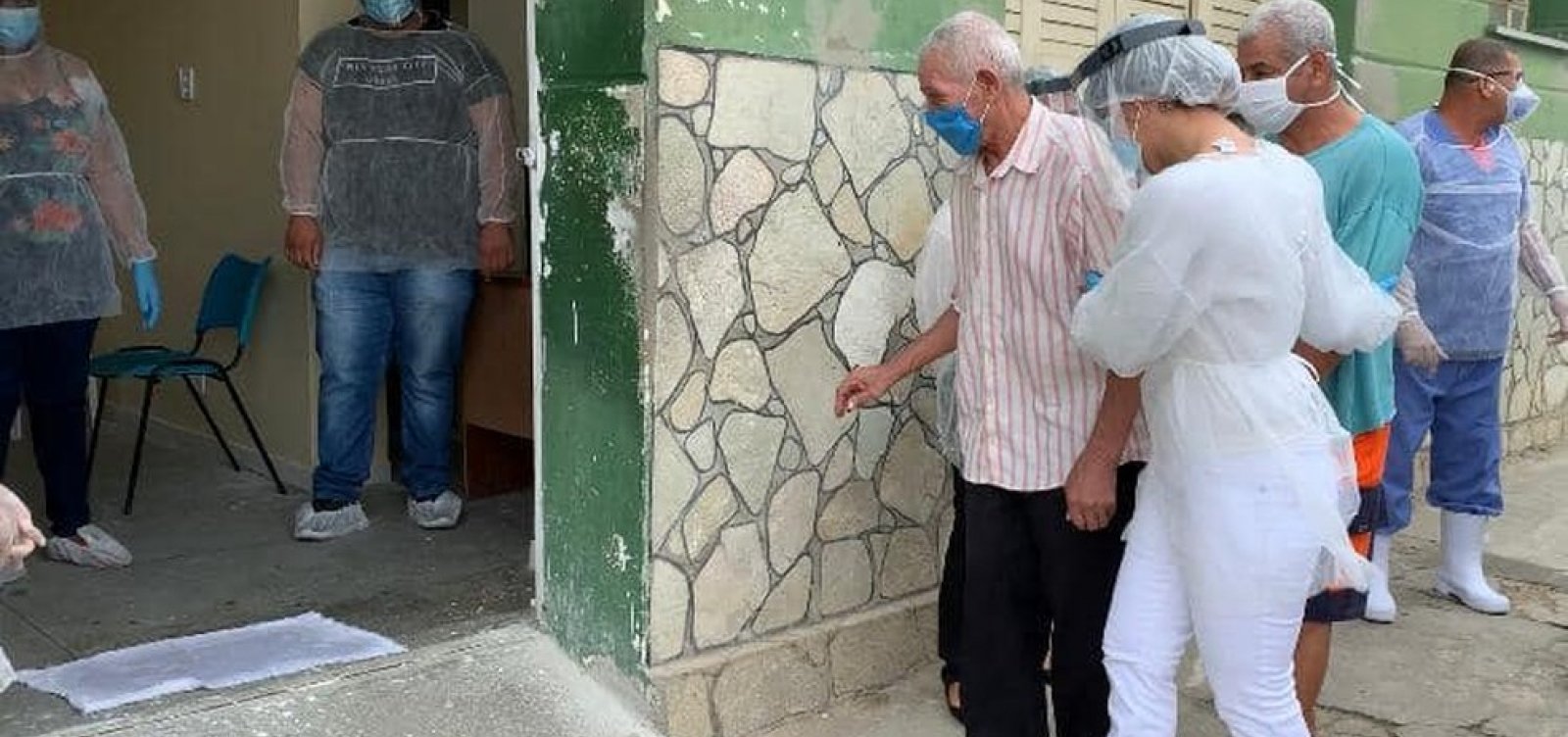 Ipiaú: Após surto de Covid-19 em asilo, 53 idosos têm alta 