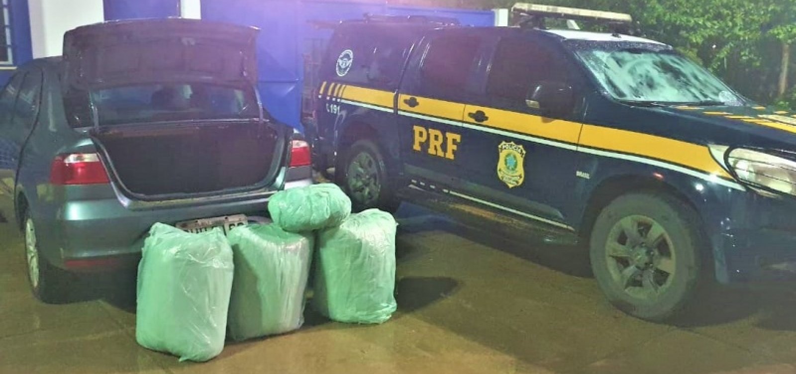 Casal é preso em flagrante com 100 kg de maconha em porta-malas de veículo na BR-116