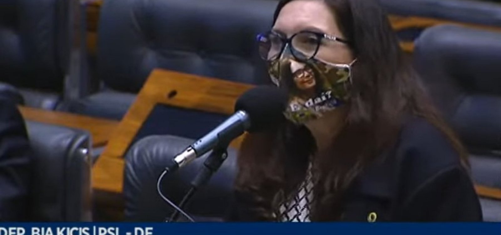 Deputada bolsonarista usa máscara escrito ‘e daí?’ em sessão na Câmara