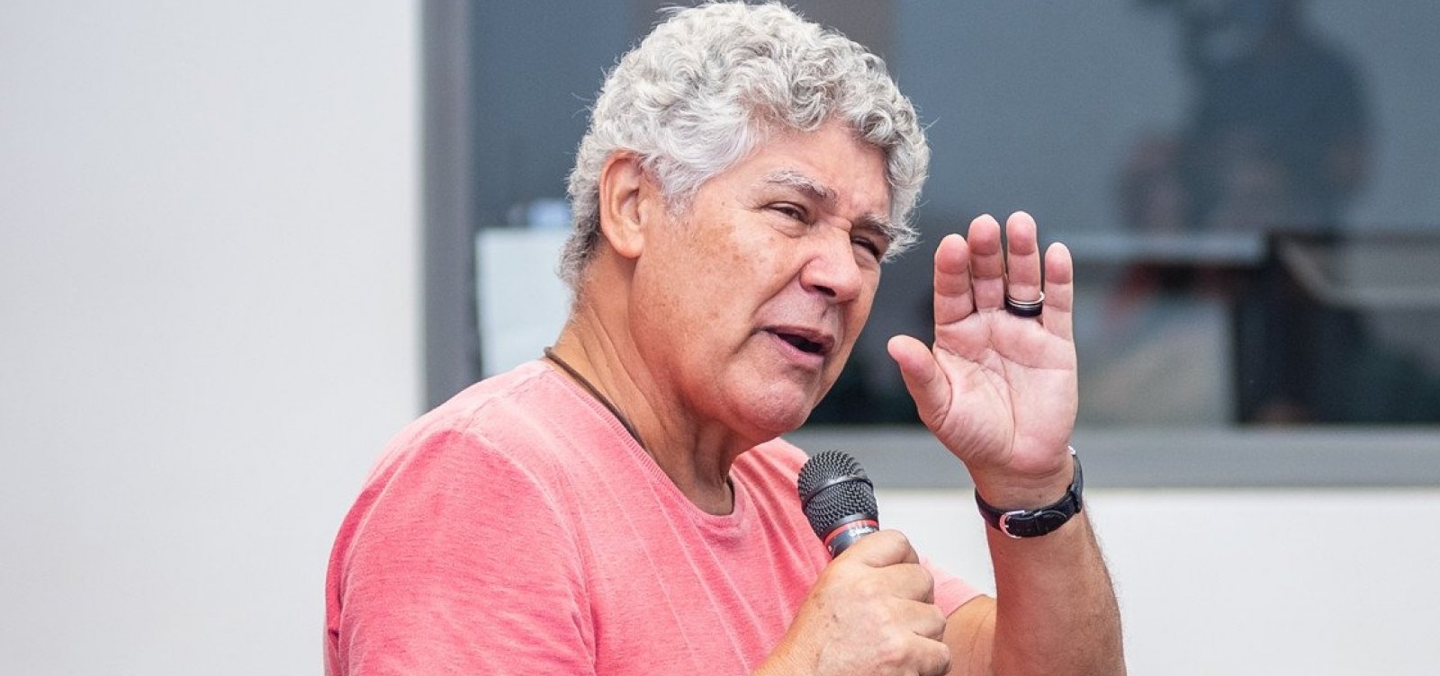 Chico Alencar cobra que esquerda reconheça erros e diz que Bolsonaro só pensa no autoritarismo