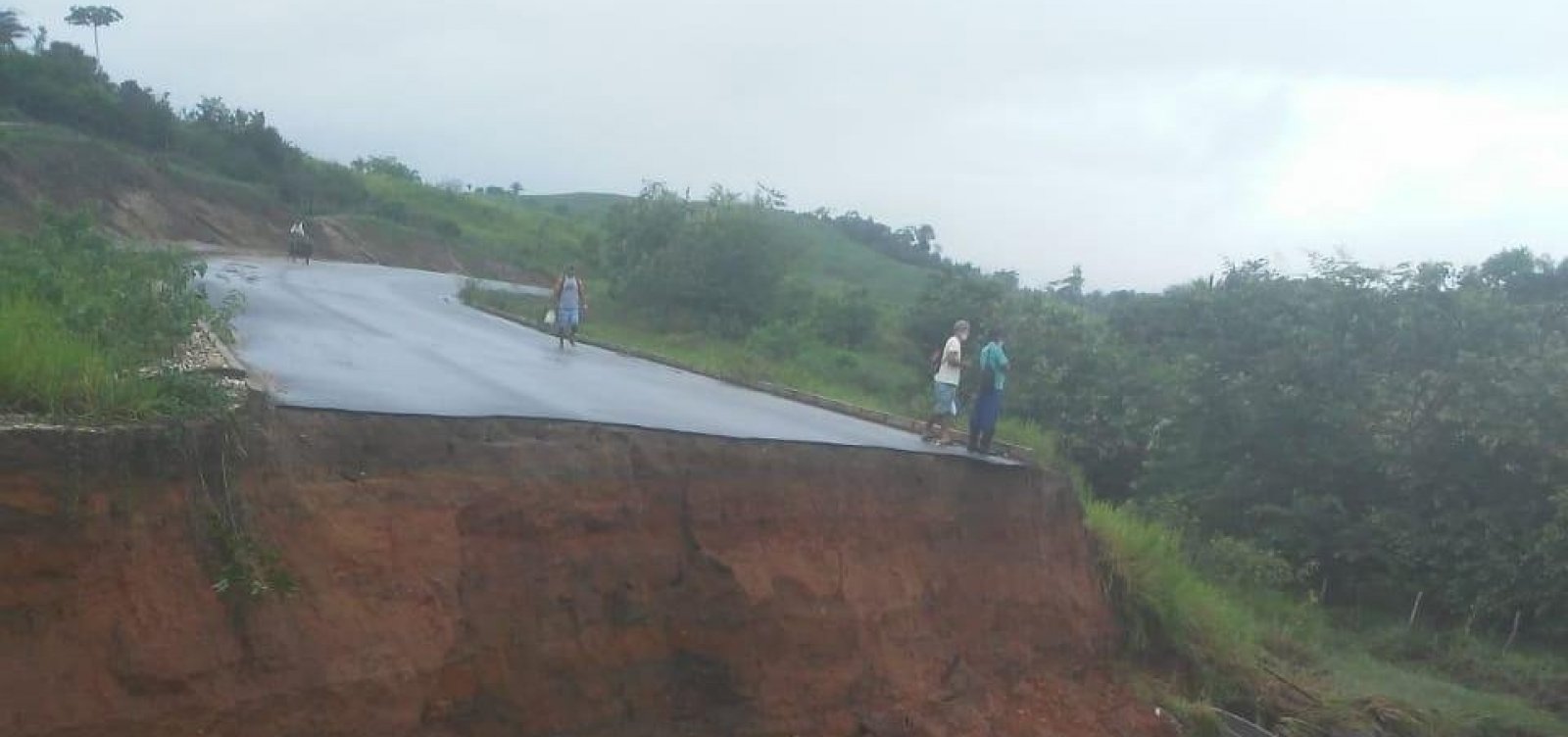 Erosão em asfalto bloqueia trecho da BR-101 próximo a divisa entre Bahia e Sergipe