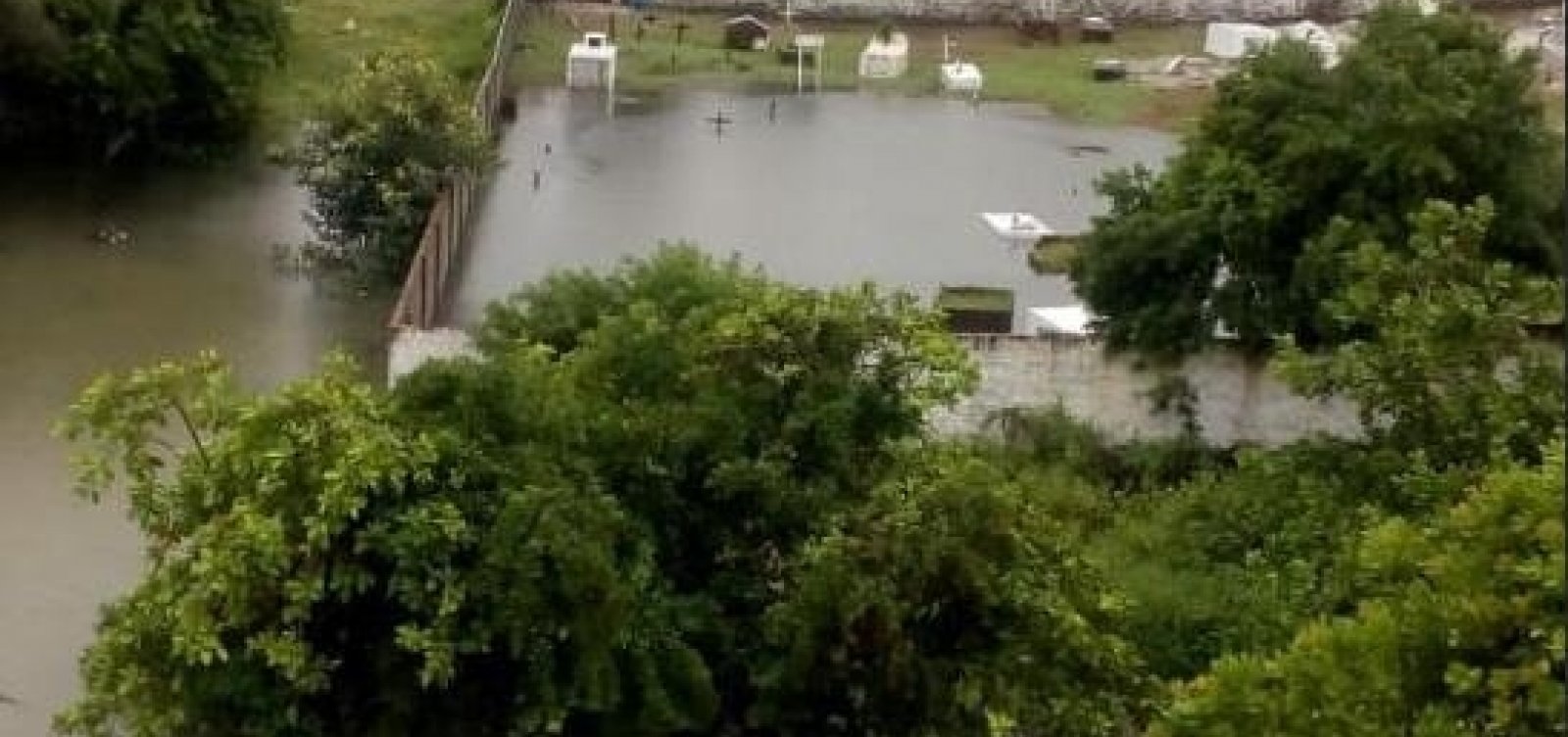 Chuva alaga cemitério em Entre Rios