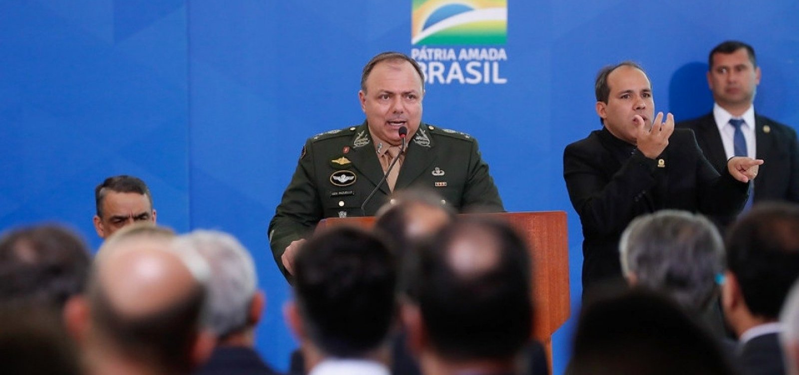 Ministro interino da Saúde nomeia como assessor especial advogado de milicianos