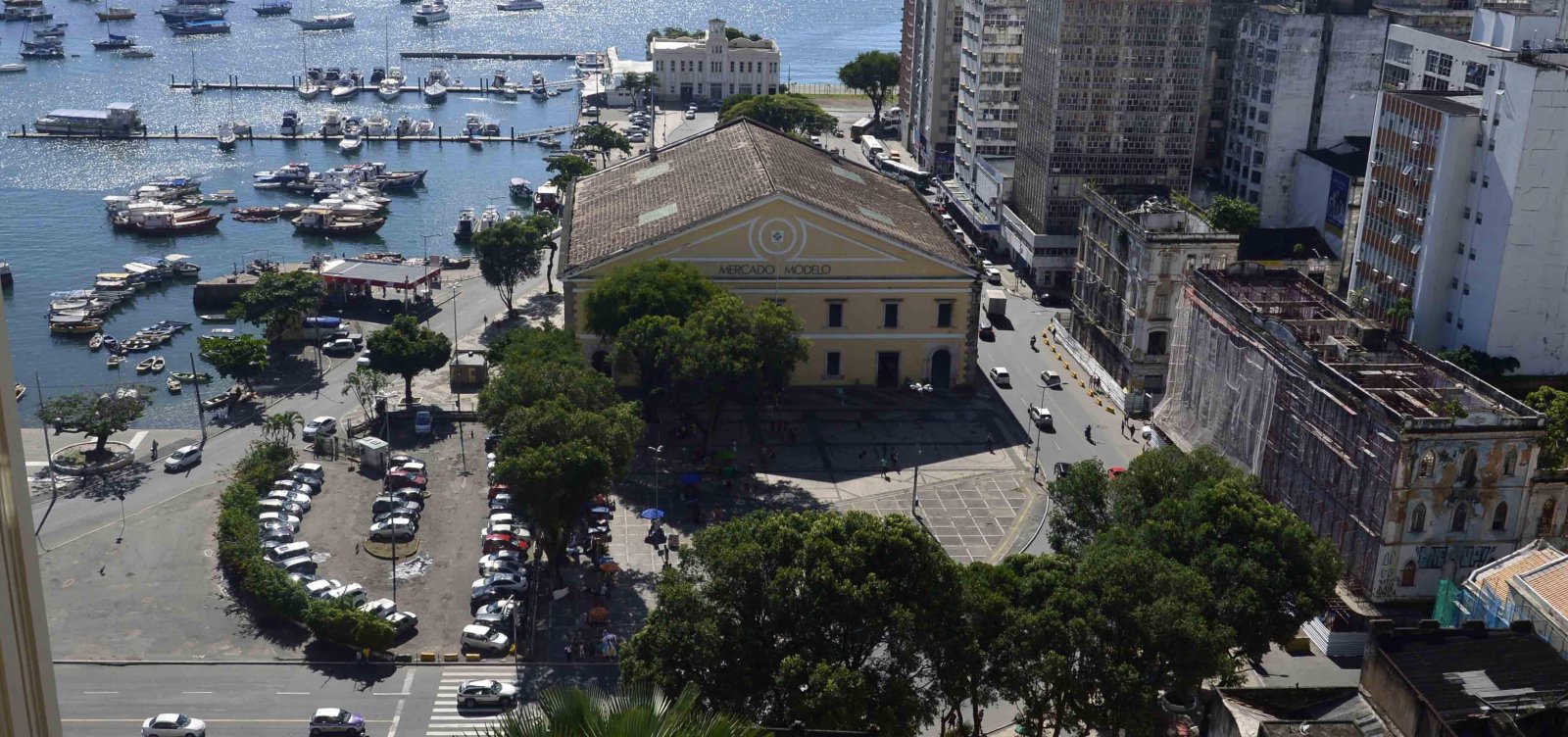Bahia antecipa feriados e determina fechamento de serviços não essenciais na próxima semana