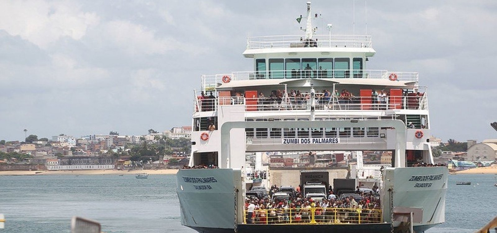 Ferry e lanchas Salvador-Vera Cruz funcionam em horário reduzido nesta segunda
