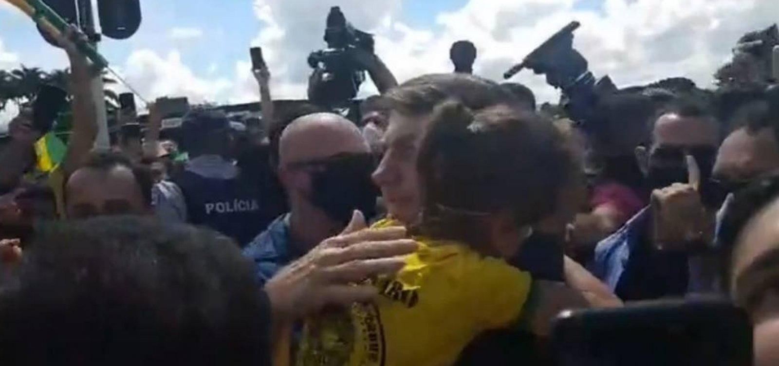 Em manifestação em Brasília, Bolsonaro volta gerar aglomeração e pega crianças no colo 