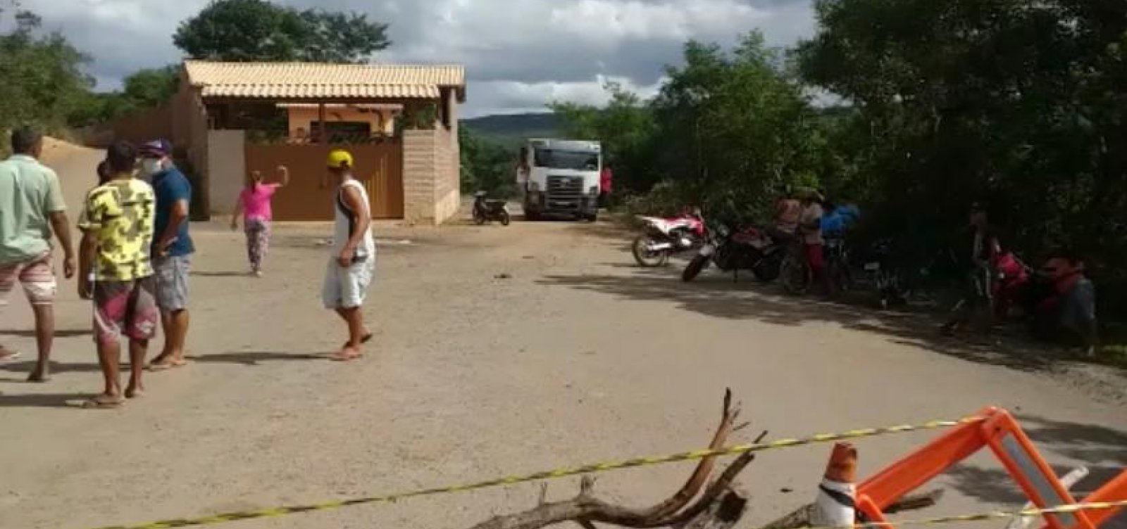 Palmeiras: moradores fecham entrada de distrito e impedem família de enterrar morto por Covid-19