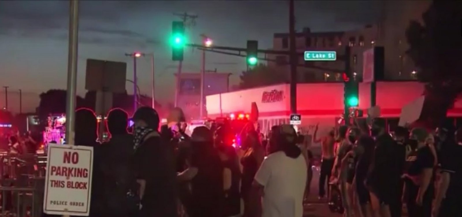 Manifestantes incendeiam delegacia em 3º dia de protestos contra morte de negro por policial nos EUA