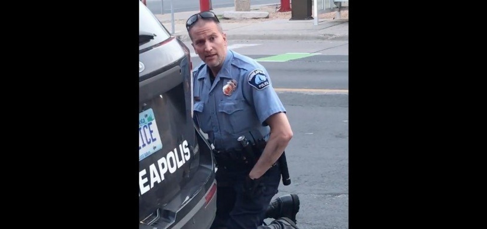 Policial de Minneapolis filmado asfixiando George Floyd é preso nos EUA