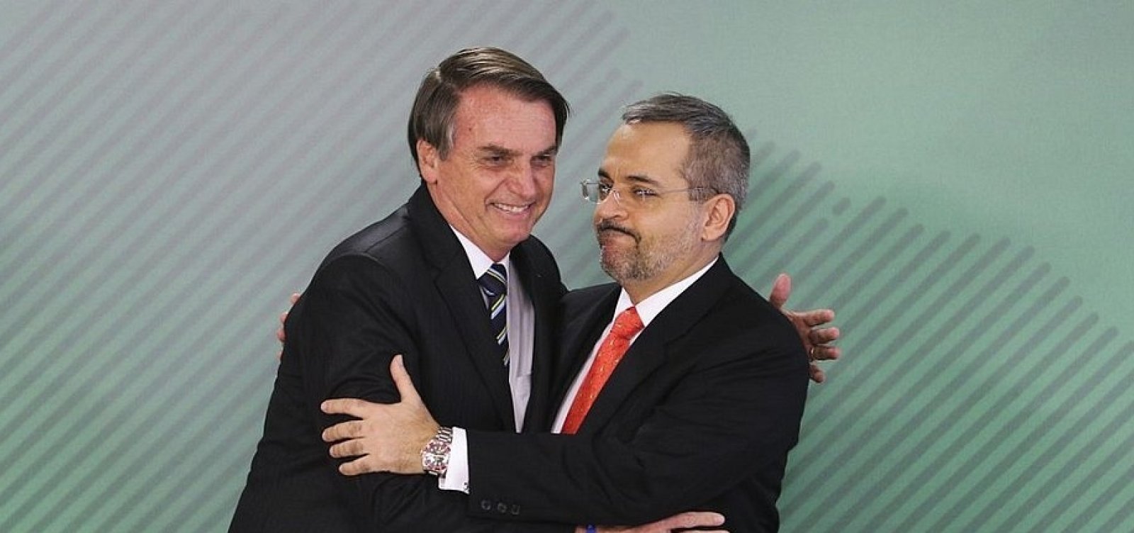 Bolsonaro condecora Aras e Weintraub com Ordem de Mérito Naval