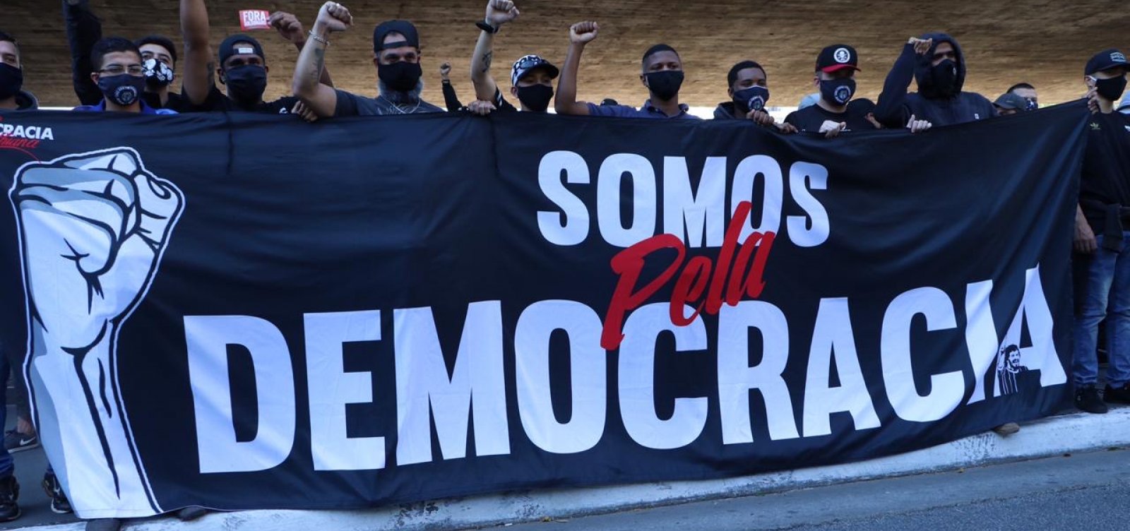 Manifestantes fazem ato contra o fascismo e pró-democracia em São Paulo