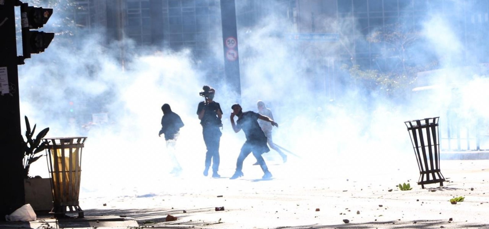 São Paulo: ato pró-democracia tem confrontos entre torcedores, bolsonaristas e policiais