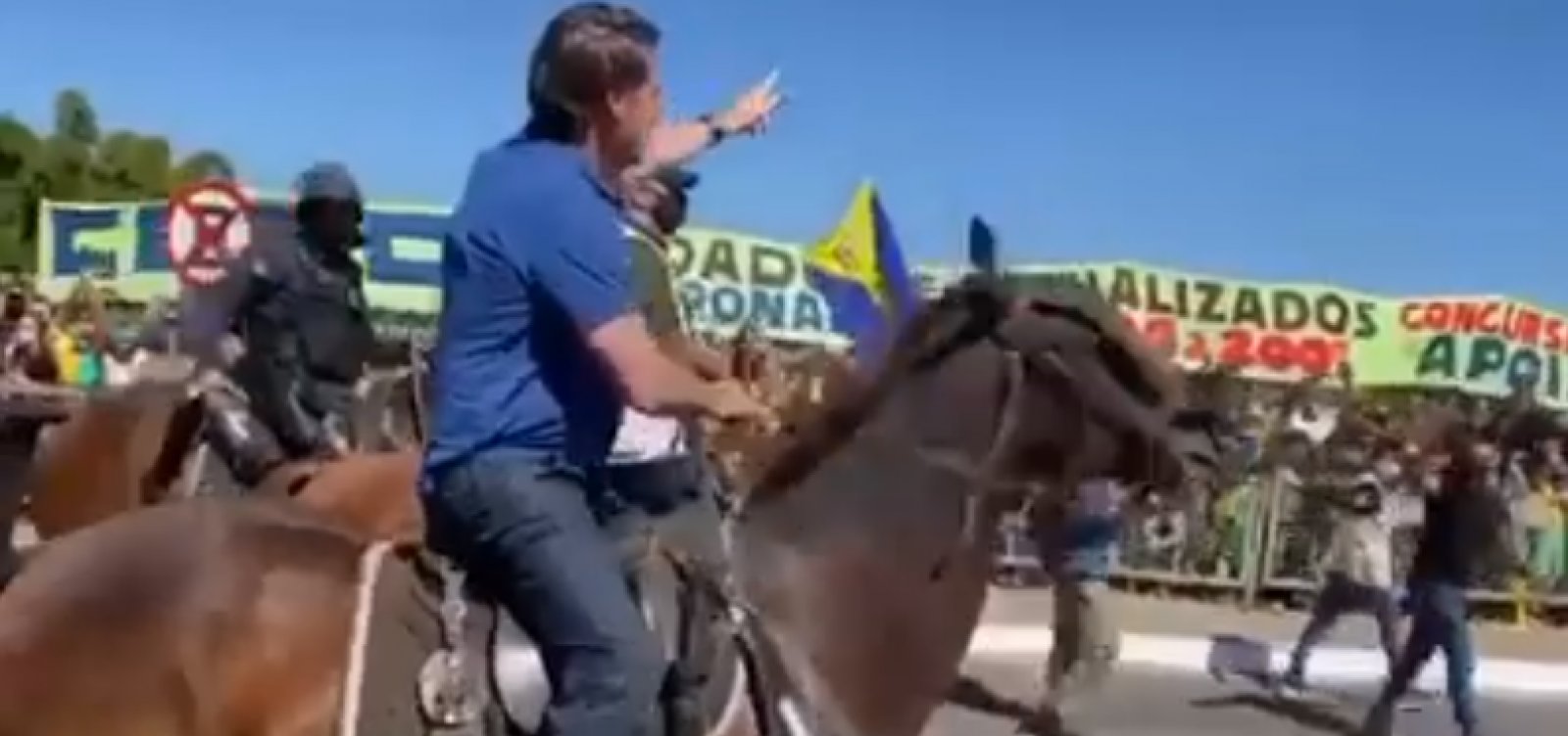 Montado em cavalo, Bolsonaro cumprimenta apoiadores em manifestação