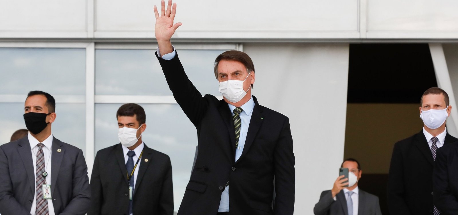 Bolsonaro pede a apoiadores que não saiam às ruas em dia de protesto contra o governo