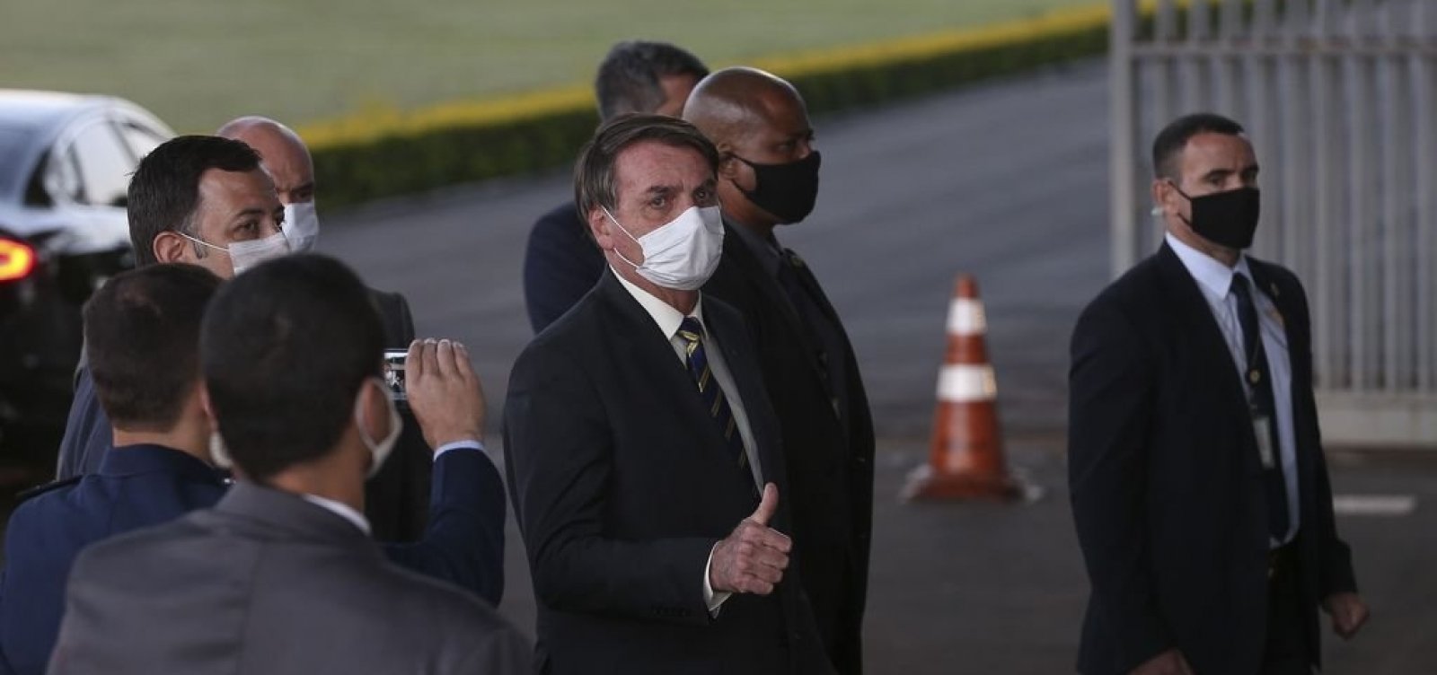 Bolsonaro insinua que Witzel será preso: 'Brevemente, já sabe onde ele deve estar, né?'