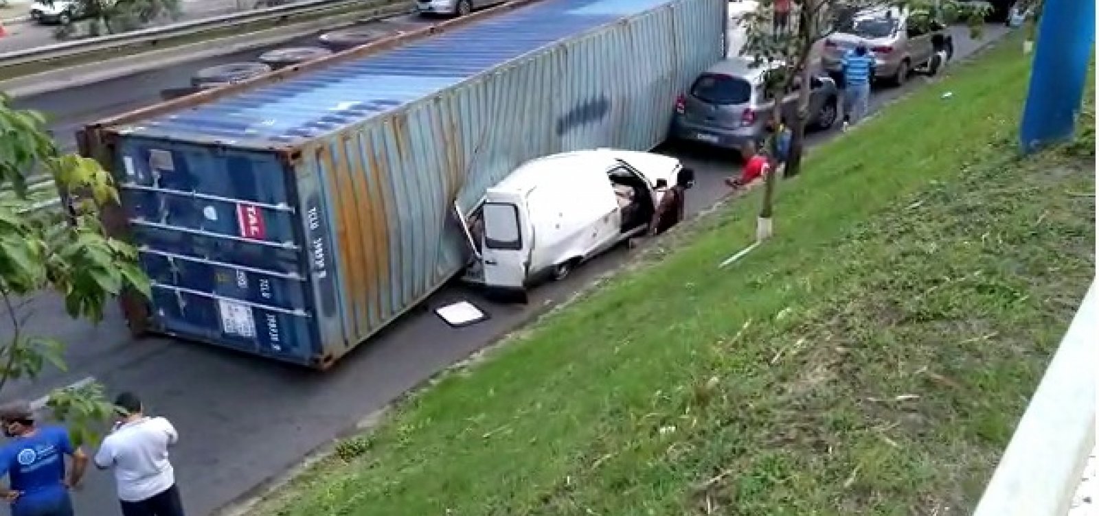 Carreta tomba na Via Expressa e atinge furgão e carro de passeio; veja vídeo