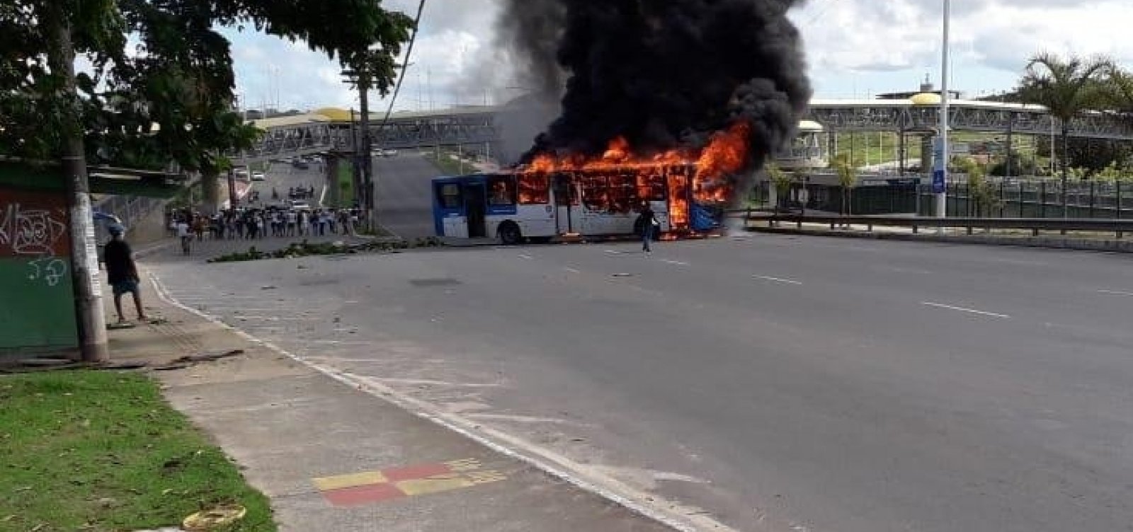 Manifestantes ateiam fogo em ônibus atravessado na Paralela