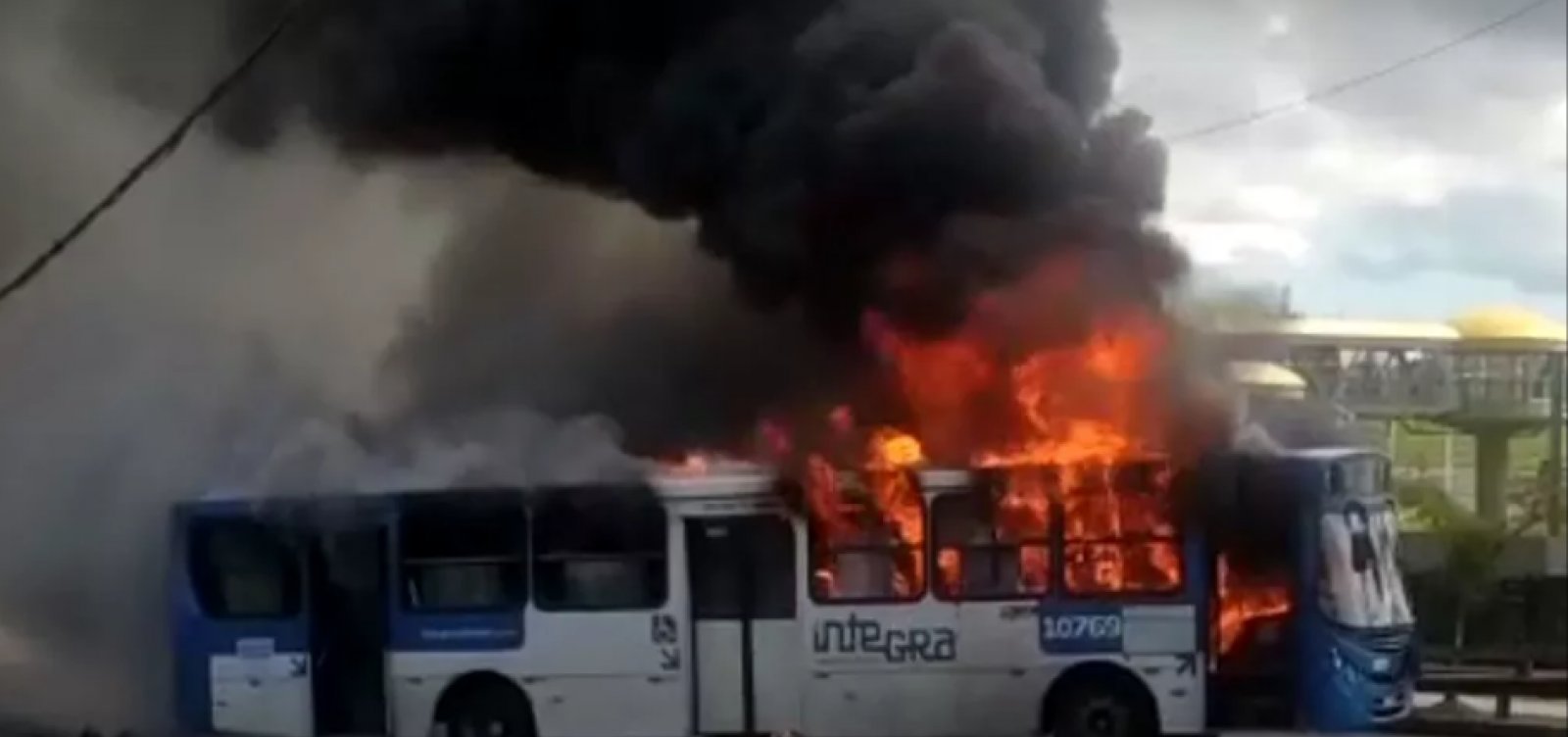 Ônibus deixam de circular no Bairro da Paz após coletivo ser incendiado em protesto