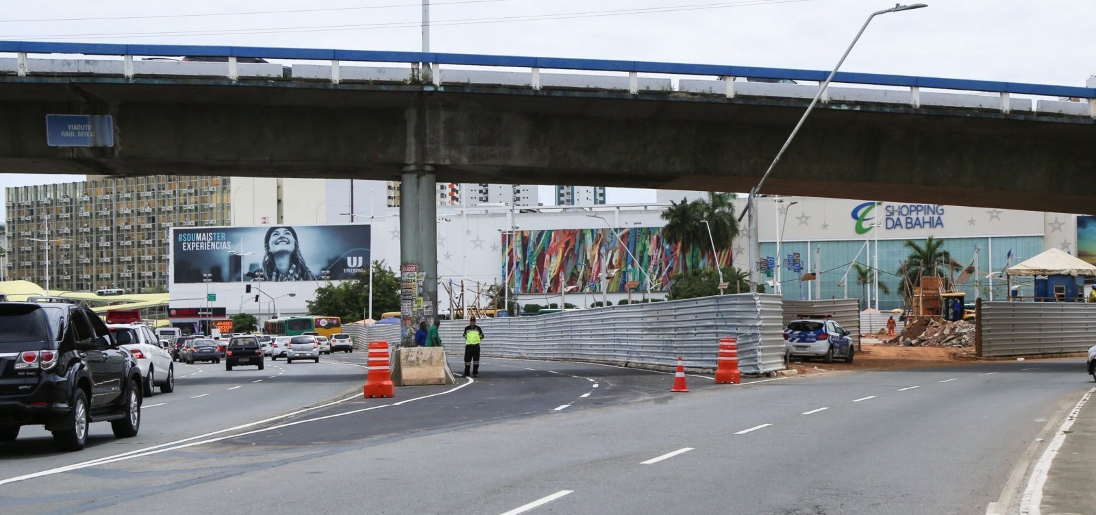 Obras do BRT interditam trecho da Av. ACM na região da Praça Newton Rique