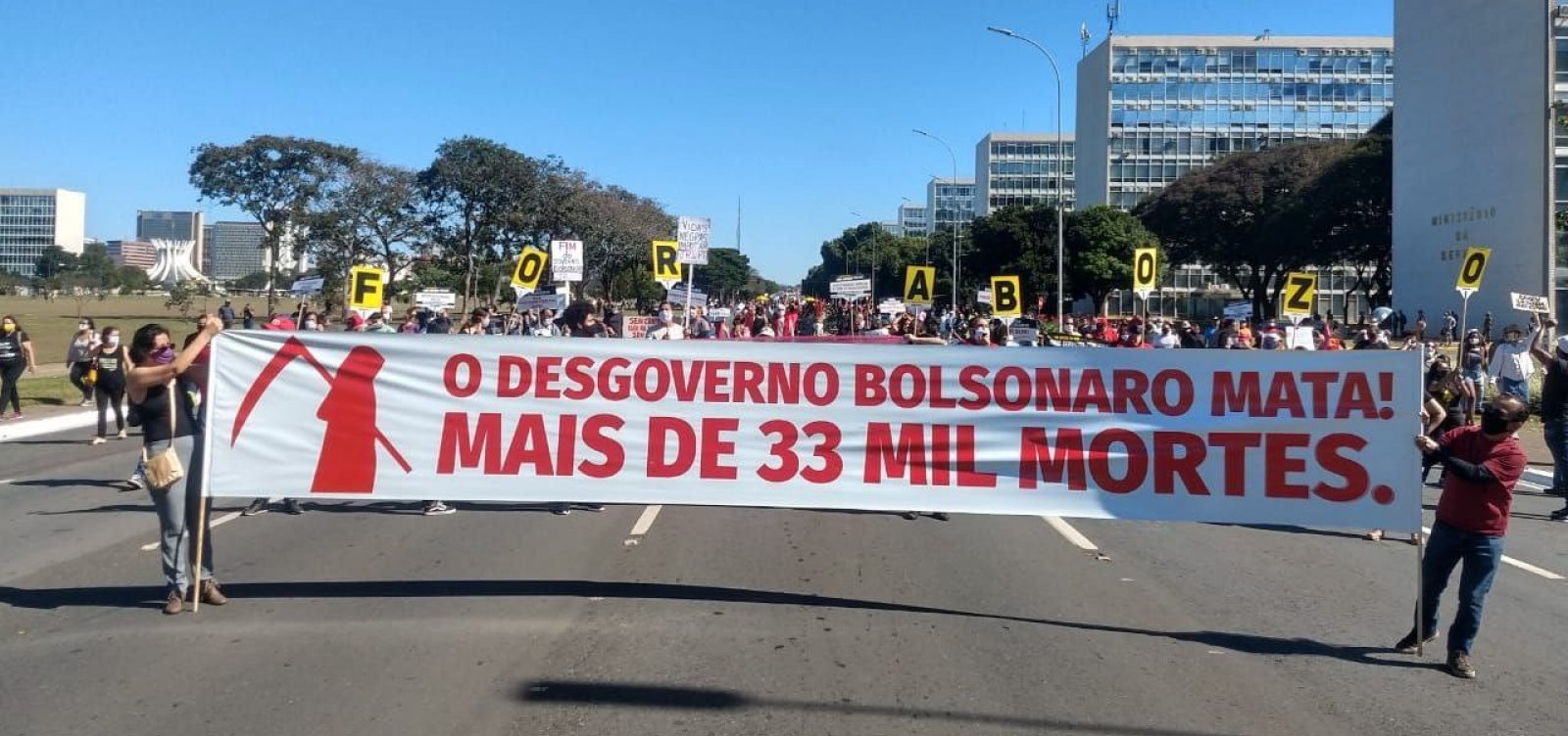 Manifestantes em Brasília defendem a democracia e pedem saída de Bolsonaro