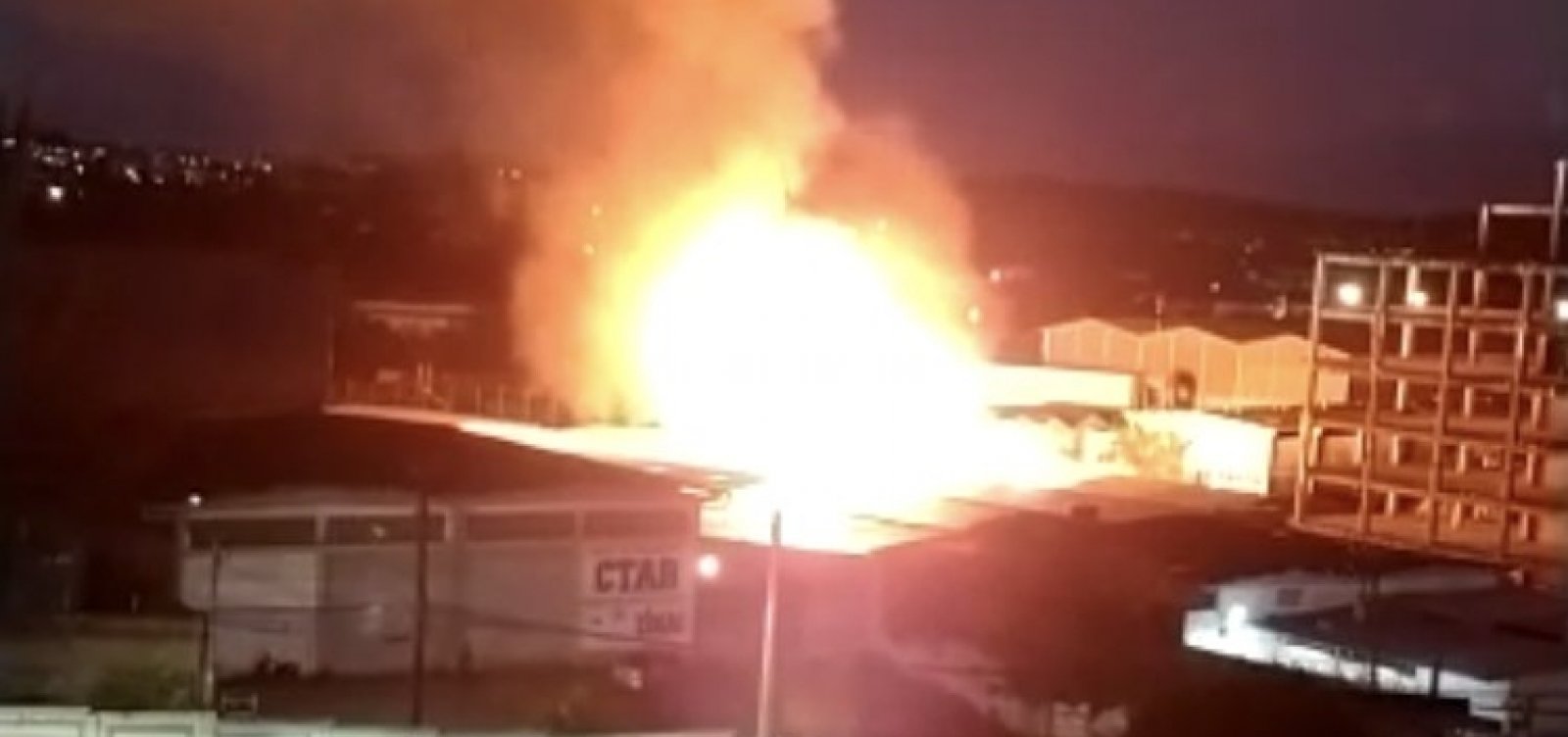 Incêndio de grande proporção atinge depósito industrial em Lauro de Freitas