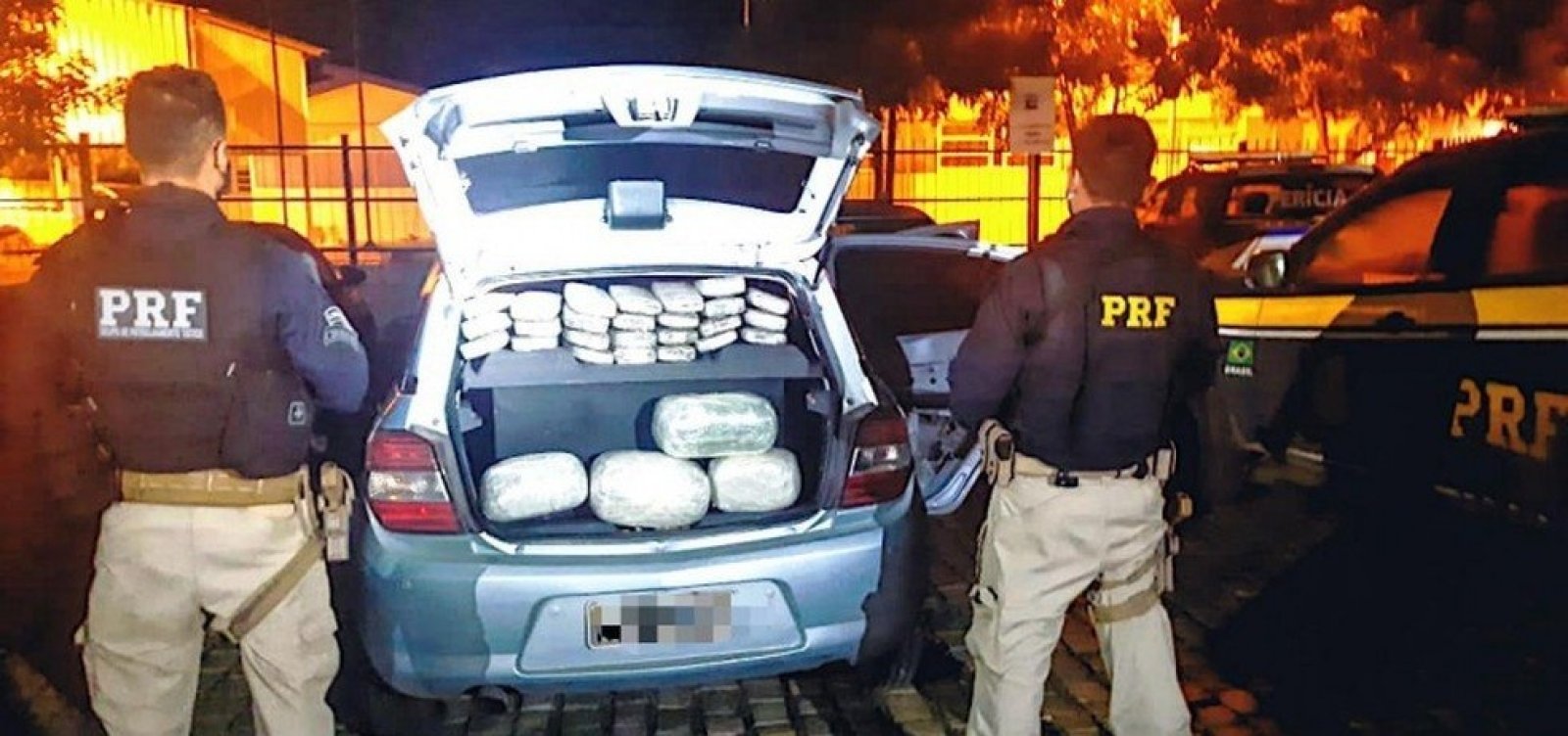 Casal é preso após ser flagrado com 35 kg de maconha em estrada na BA; dupla levava criança no carro