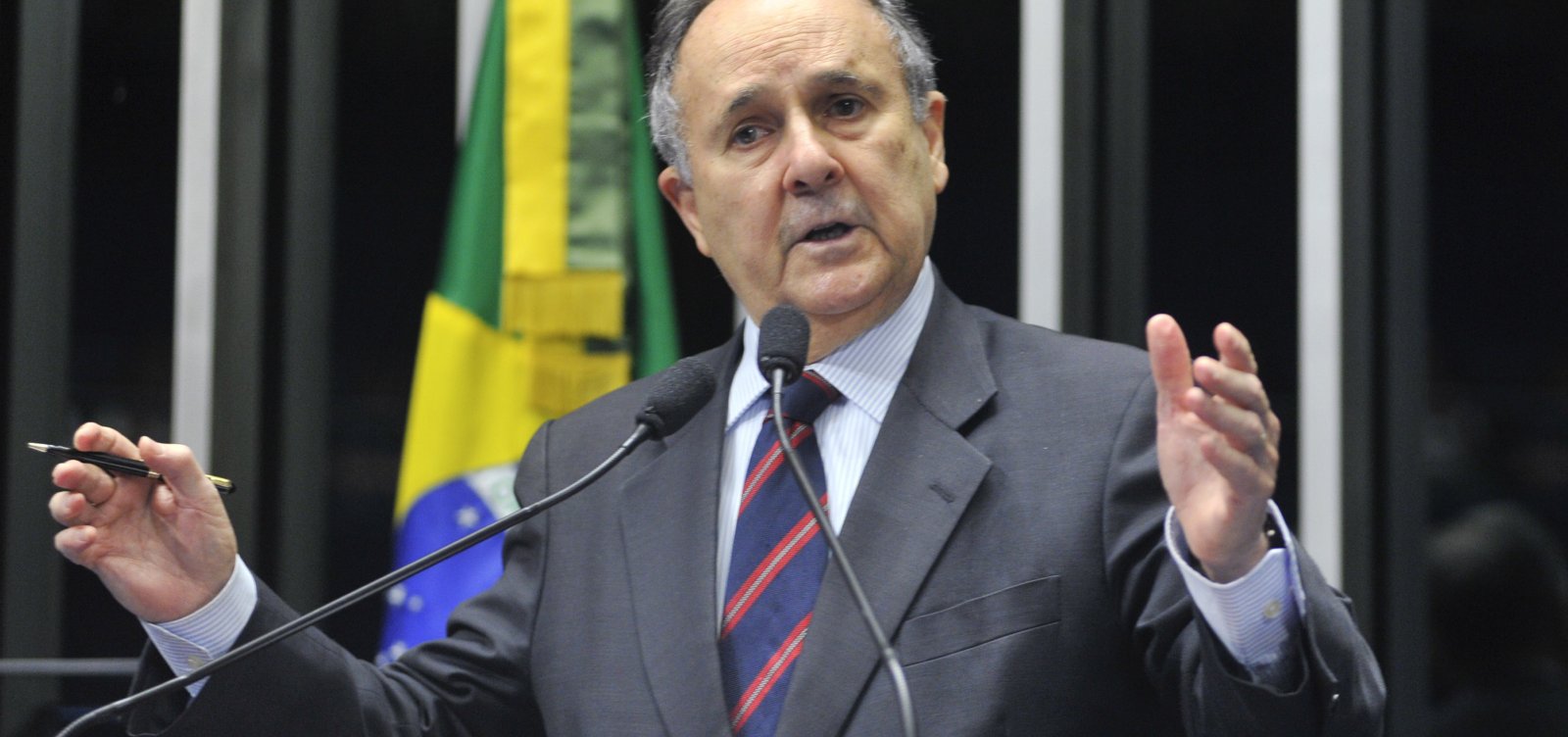 Cristovam Buarque lista erros dos democratas brasileiros em livro recém-lançado
