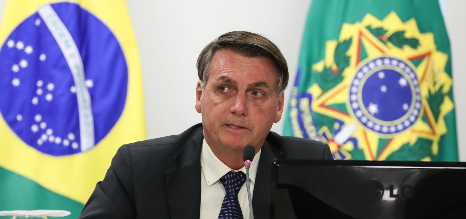 Bolsonaro pede que apoiadores invadam hospitais e filmem leitos vazios em hospitais