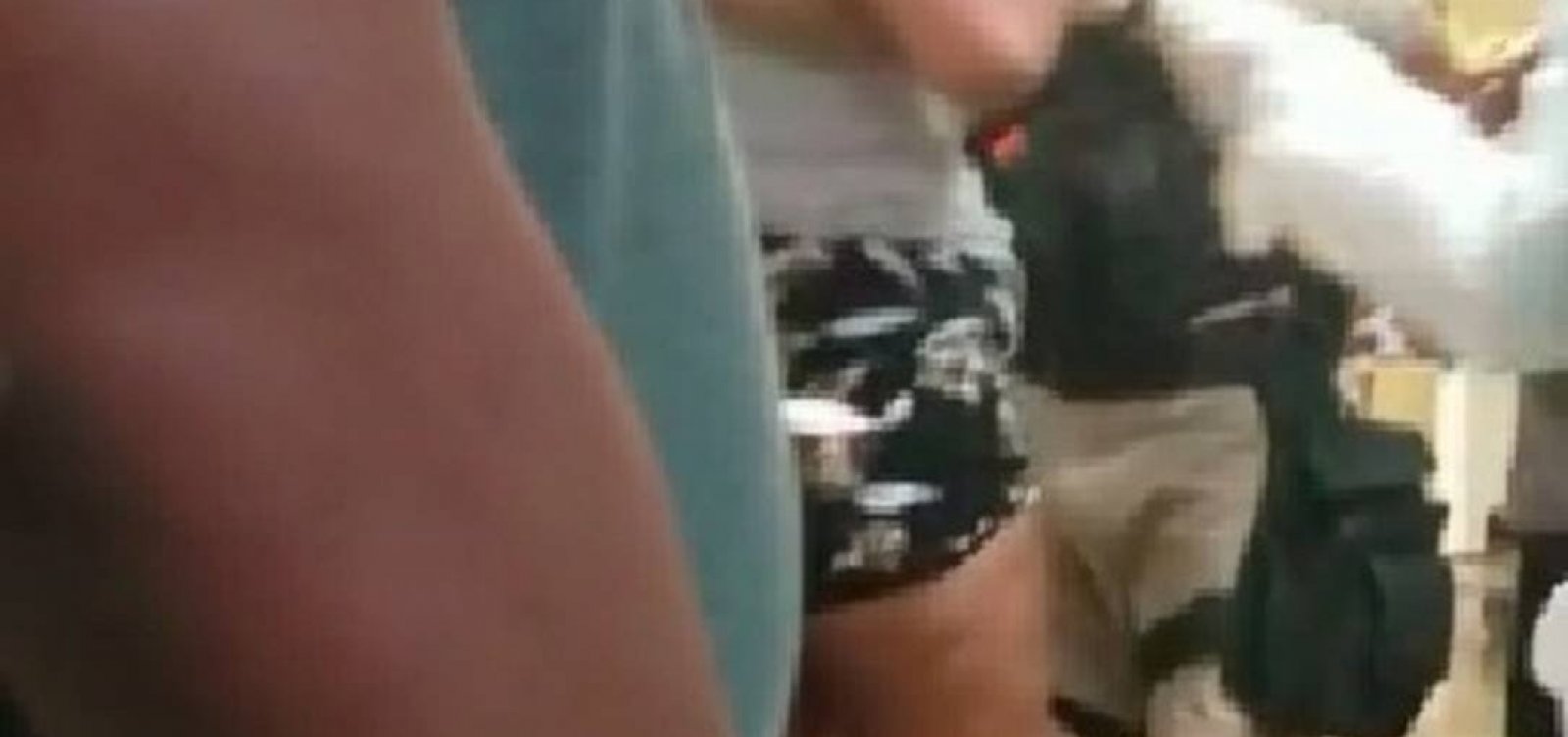 Grupo invade hospital, chuta portas de leitos e atira computadores no chão