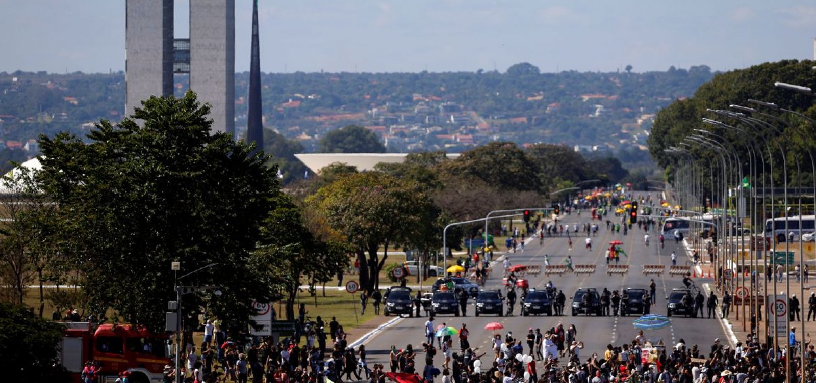 Grupo protesta contra governo Bolsonaro em Brasília