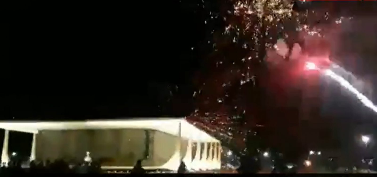 Apoiadores de Bolsonaro lançam fogos de artifício contra o prédio do STF