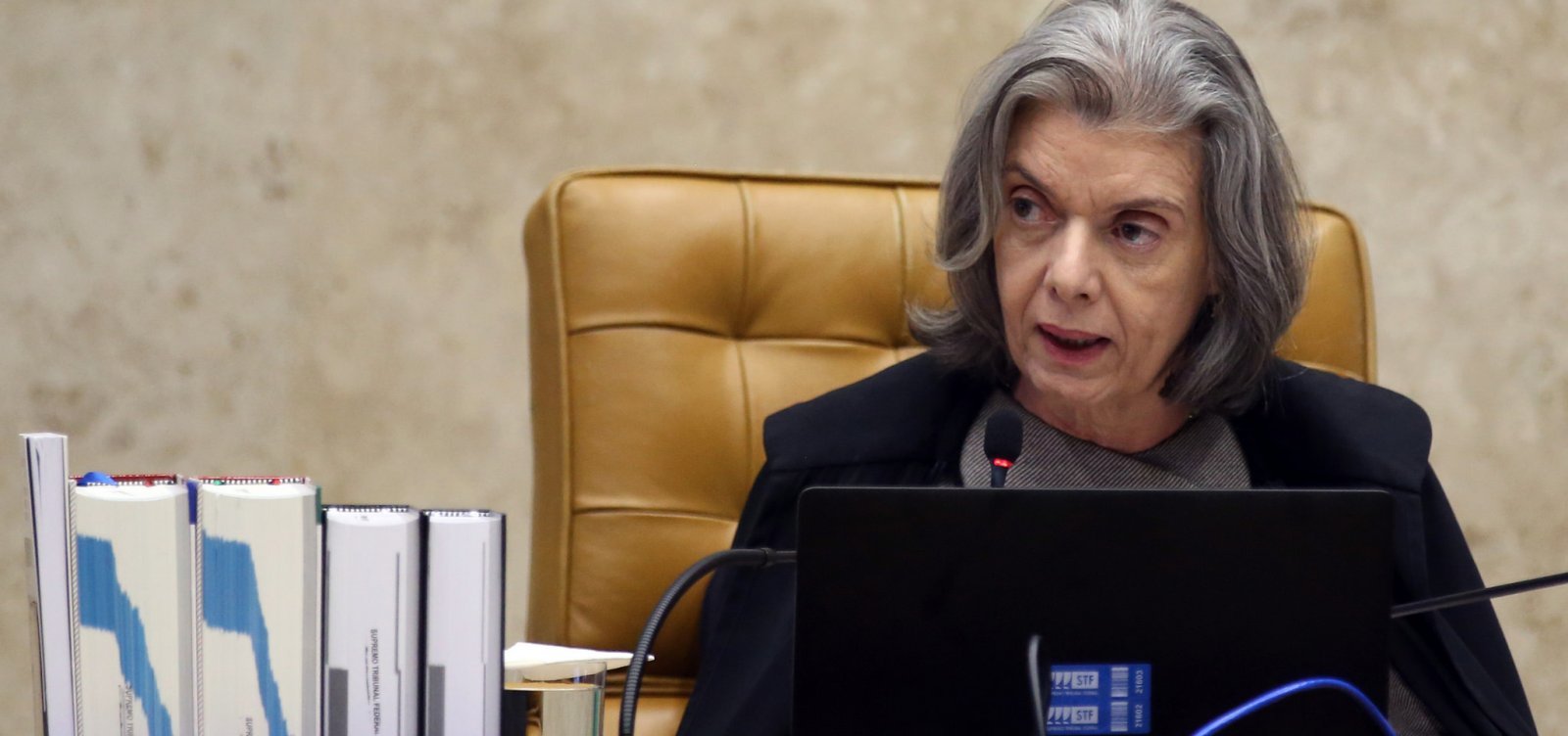 Ministra Cármen Lúcia vota contra pedido para tirar Weintraub do inquérito das fake news