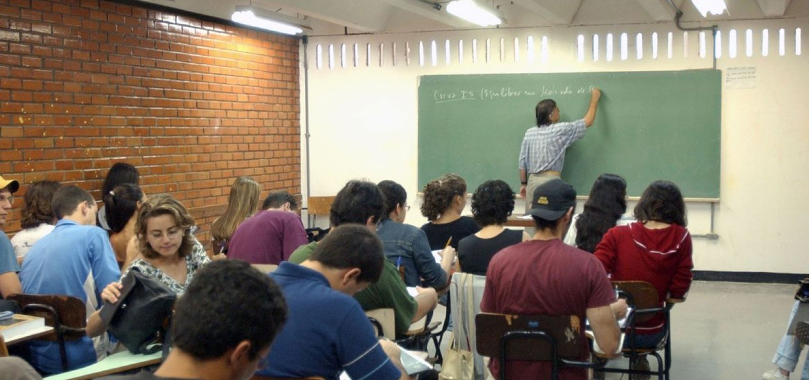 Projeto no Senado quer ampliar Fies para alunos de classe média durante pandemia 
