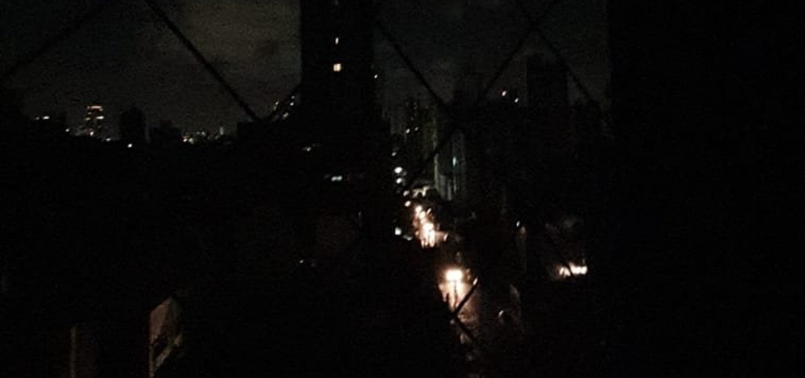 Soteropolitanos relatam clarão e falta de luz em diversos bairros de Salvador