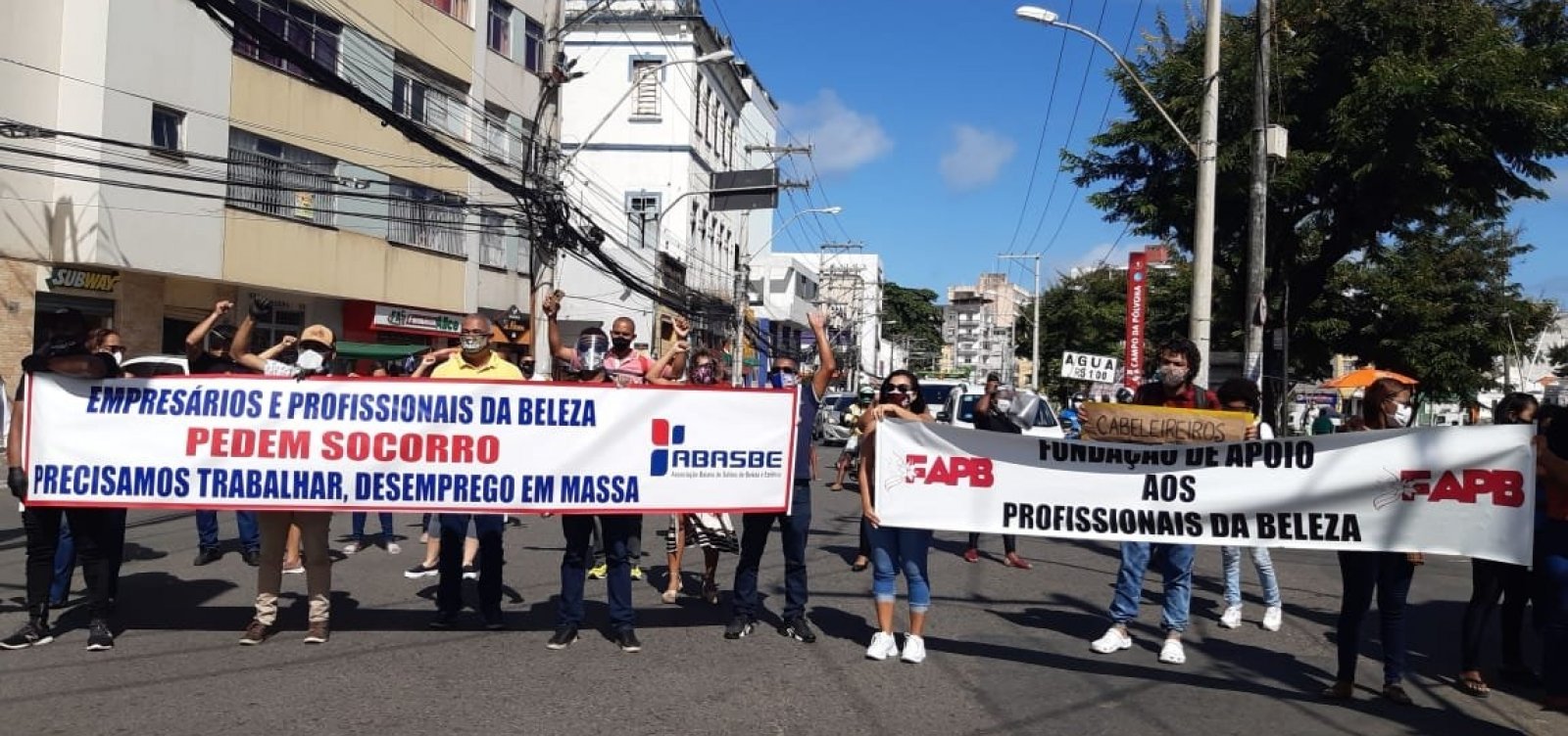 Empresários e profissionais de salões de estética protestam para volta ao trabalho em Salvador